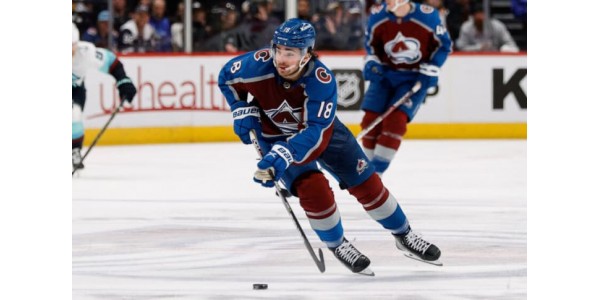 Alex Newhook obtient un contrat de quatre ans avec les Canadiens de Montréal Alex Newhook obtient un contrat de quatre ans avec les Canadiens de Montréal